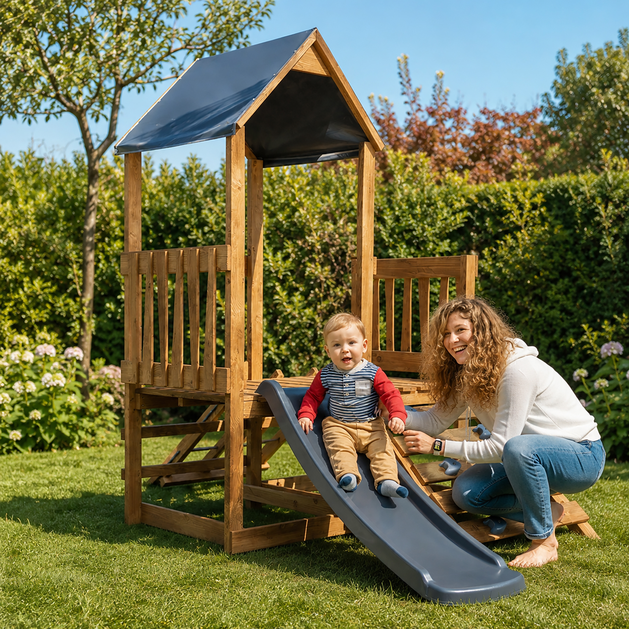 Aire de jeux Athènes Soulet — maman et bébé dans le jardin ensoleillé